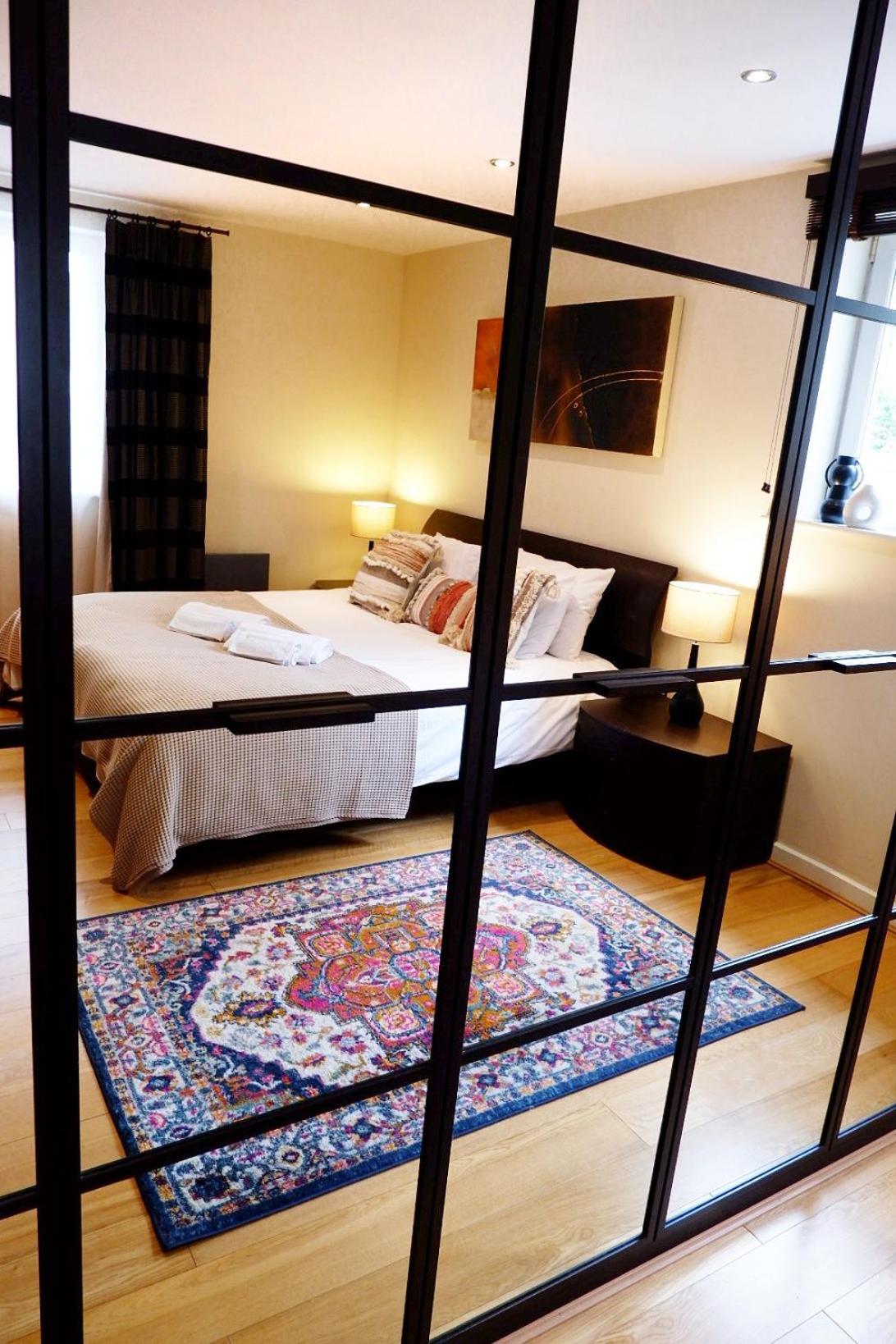 Apartment Stunning Close To Station With Free Parking!