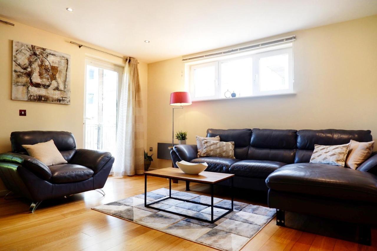 Stunning Close To Station With Free Parking! Apartment *