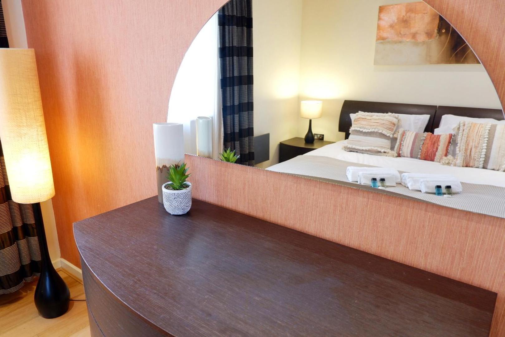Apartment Stunning Close To Station With Free Parking!