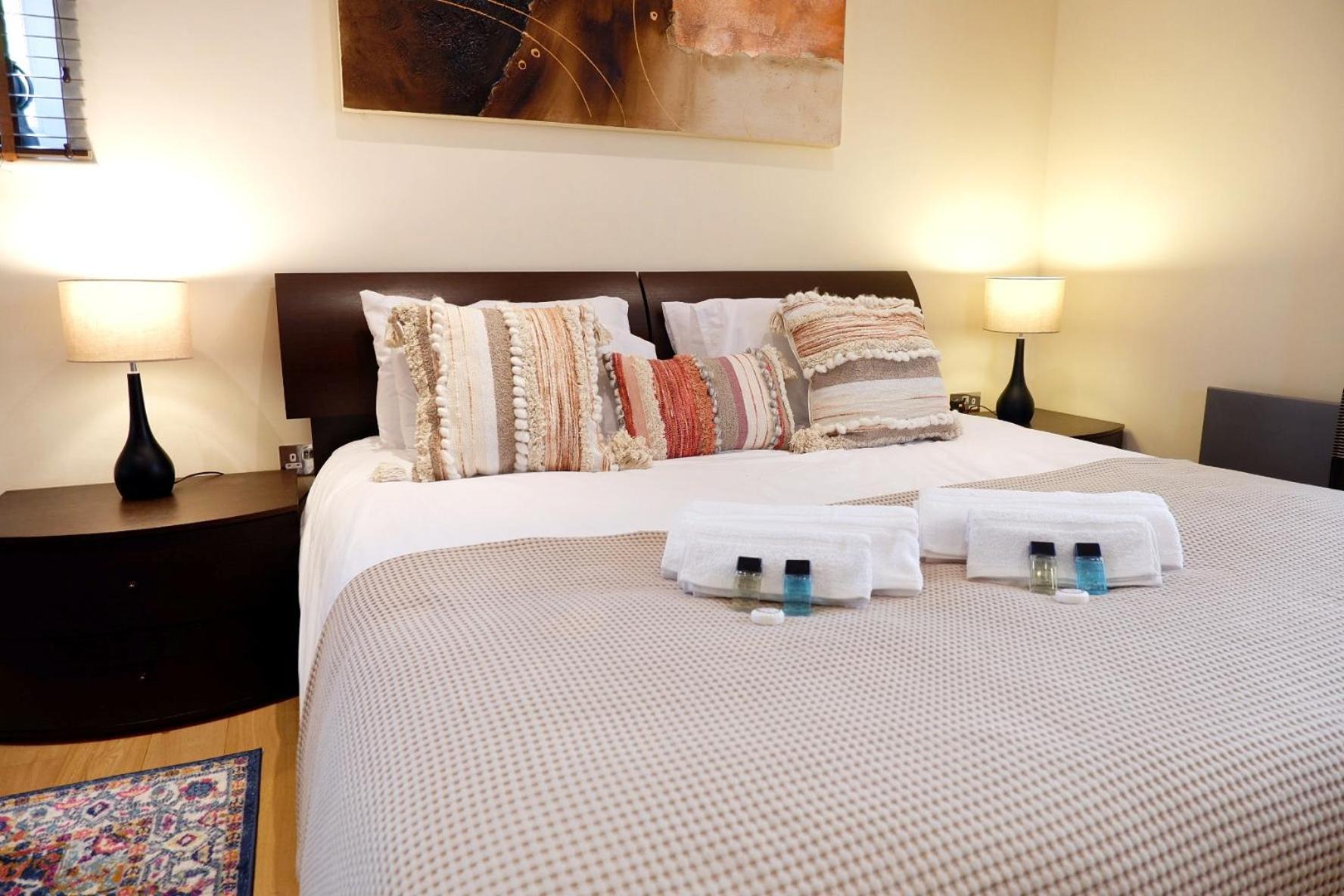 Apartment Stunning Close To Station With Free Parking! *